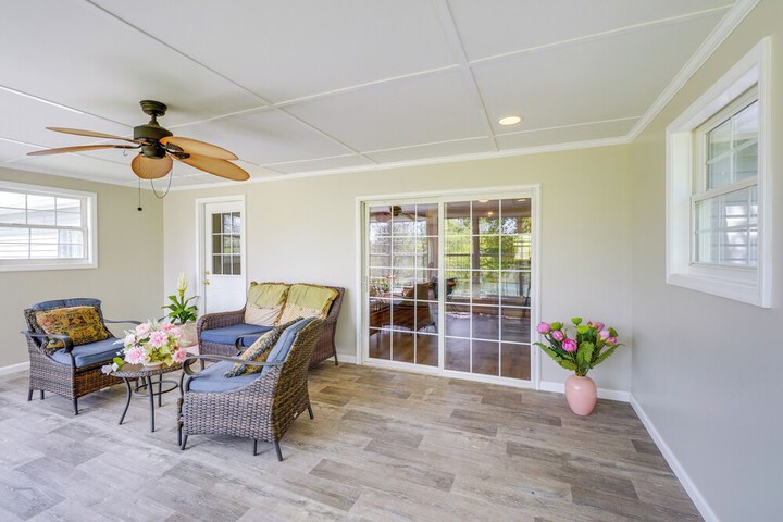 Pet-friendly Emerald Lake Retreat in Charlestown!