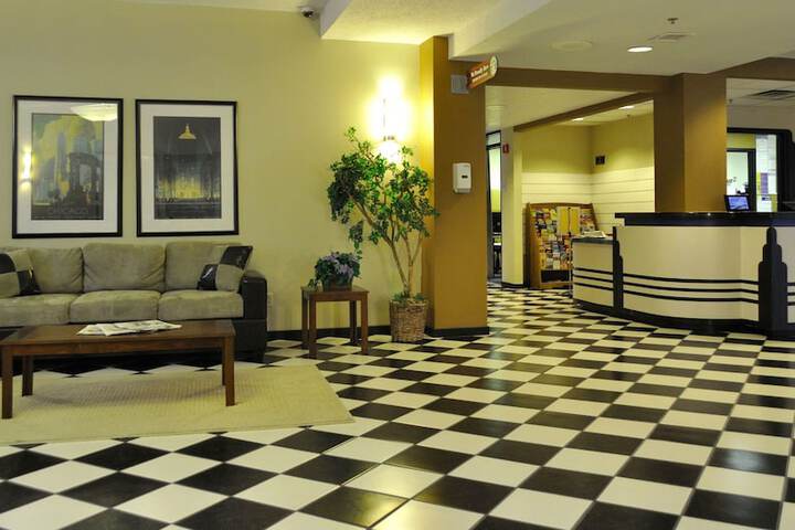 Lounge 11 of 11