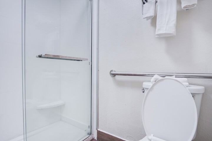 Cottonwood Suites Savannah Hotel & Conference Center