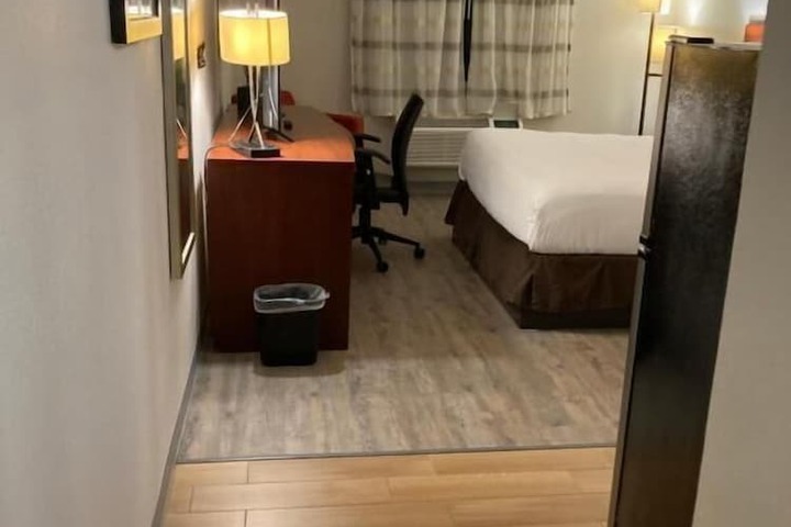 Room 10 of 31