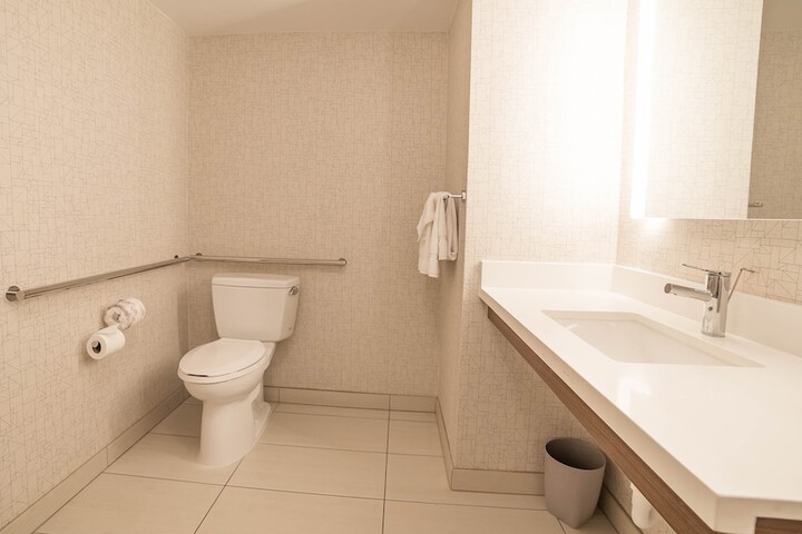 Room 25 of 43