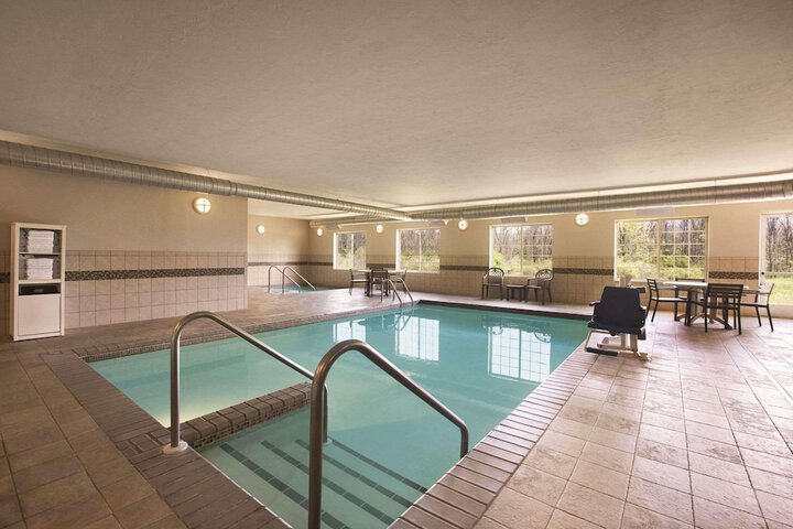 Country Inn & Suites by Radisson Green Bay North