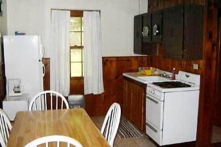 The Elms Waterfront Cottages