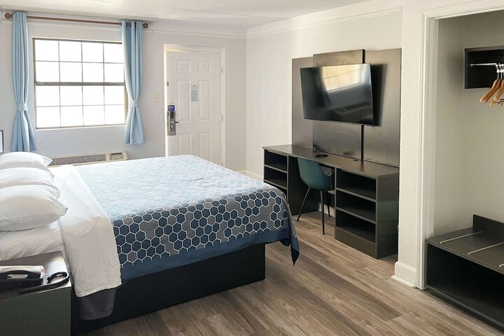 Room 12 of 16