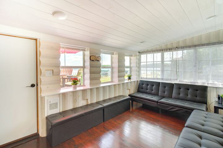 Lakefront Motley Cabin w / Private Deck + Dock!