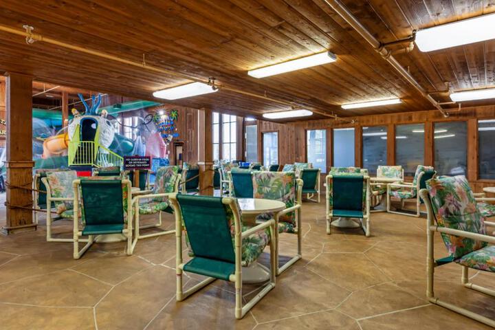 Polynesian Hotel Wisconsin Dells - Near Noahs Ark