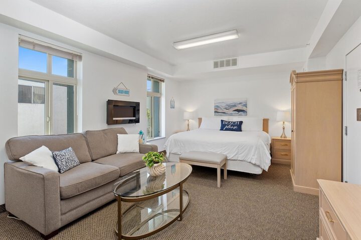 Beach House Inn & Suites