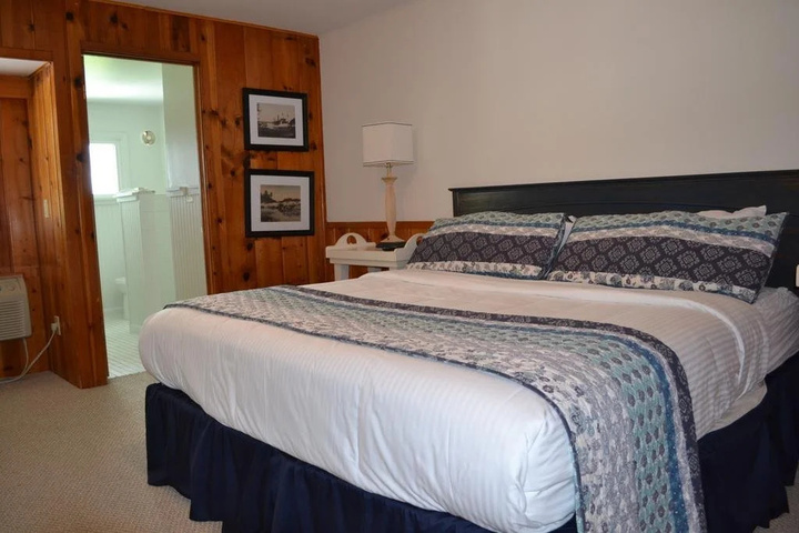 Buzzs Lakeside Inn