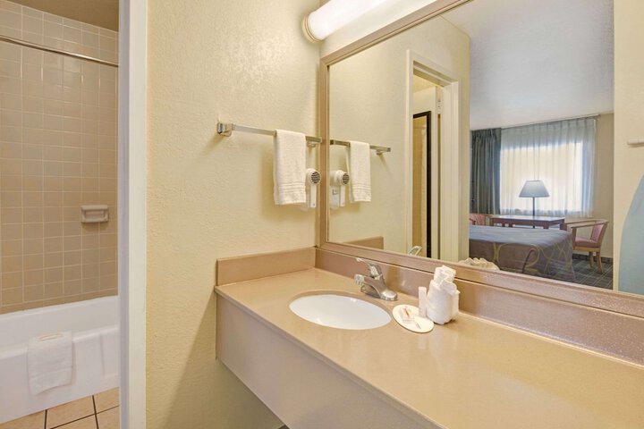 Room 15 of 27