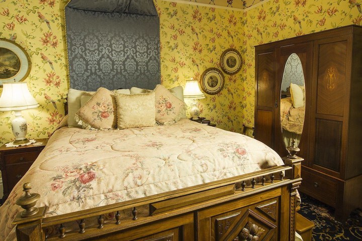 Gingerbread Mansion Inn
