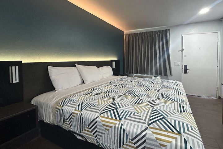 Room 8 of 10