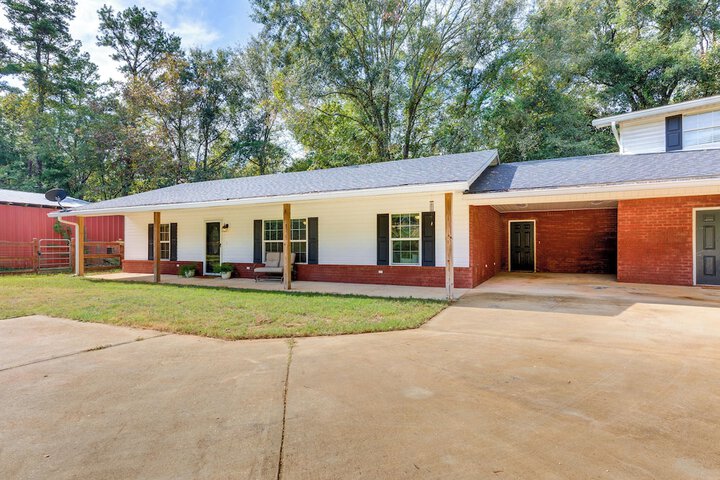 Rural Retreat w / Covered Porch Near Jackson