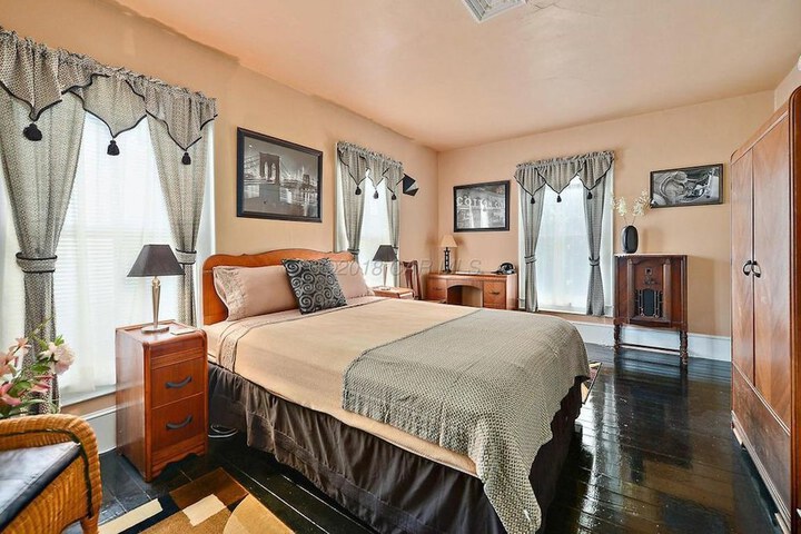 PRINCESS ANNE BOOK LOVERS INN