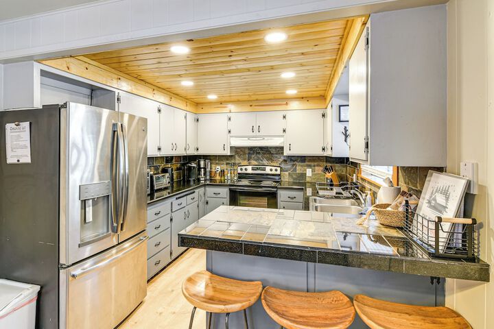 Graeagle Vacation Rental Cabin w / Game Room!