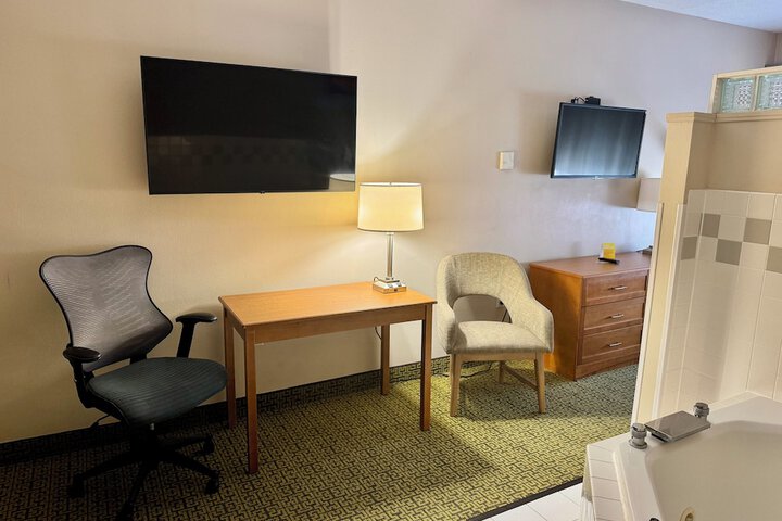 Days Inn & Suites by Wyndham Madison