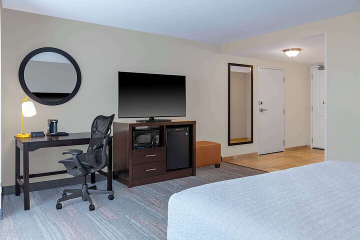 Hampton Inn & Suites Madison / Downtown