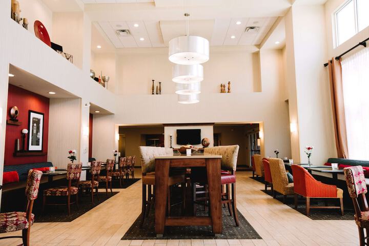 Hampton Inn & Suites Minot Airport
