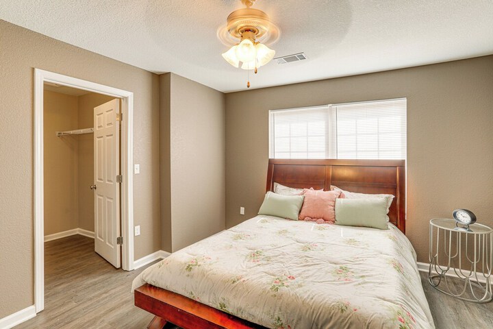 Quaint Pocahontas Townhome Central Location!