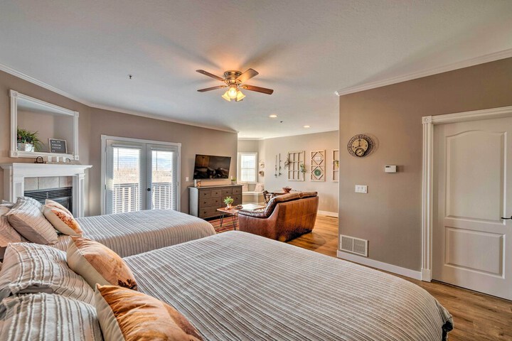 Large Cozy Midway Studio w / Mountain Views!