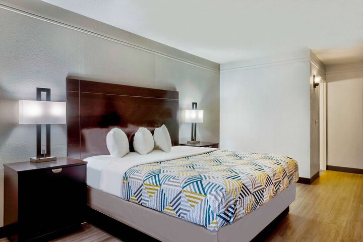 Room 17 of 18