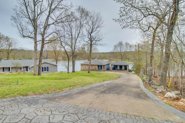 Lakefront Arkansas Abode - Deck Grill & Fire Pit!