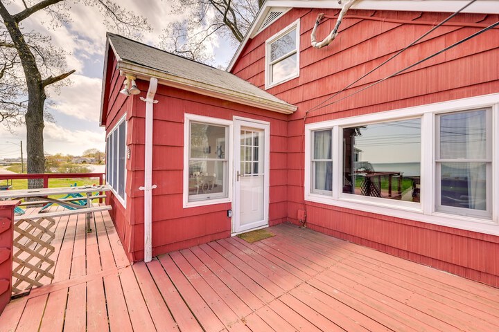 Charming Niantic Vacation Rental: Walk to Beach!