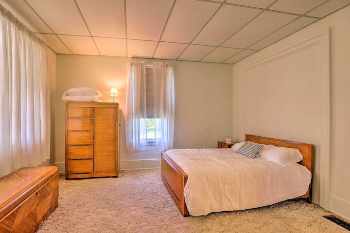 Walk to Beach Marina & Town! Lake Ontario Getaway