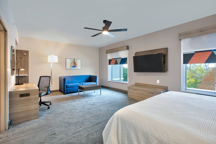 Holiday Inn Express & Suites North Dallas at Preston by IHG