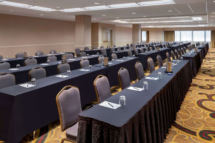 Hilton Indianapolis Hotel & Suites