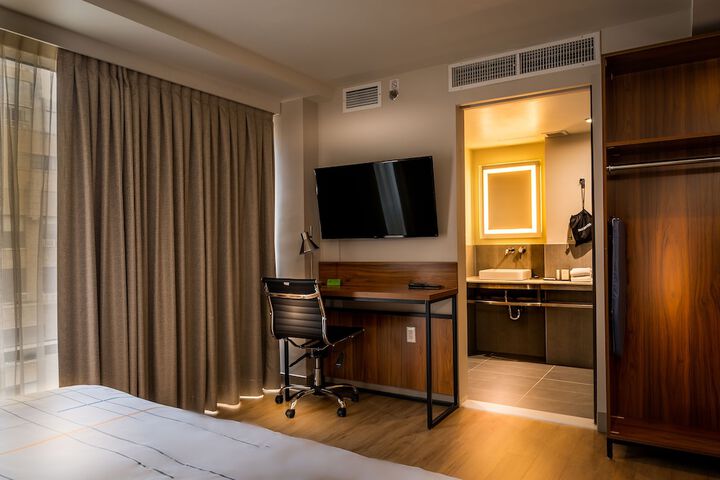 La Quinta Inn & Suites by Wyndham Times Square South