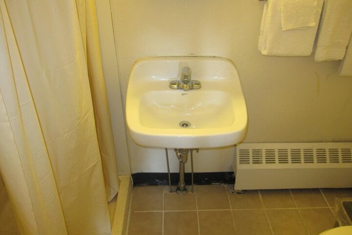 PASSPORT INN UTICA