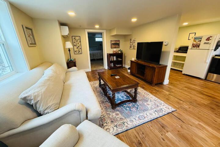 State Street Cottage Suite 1