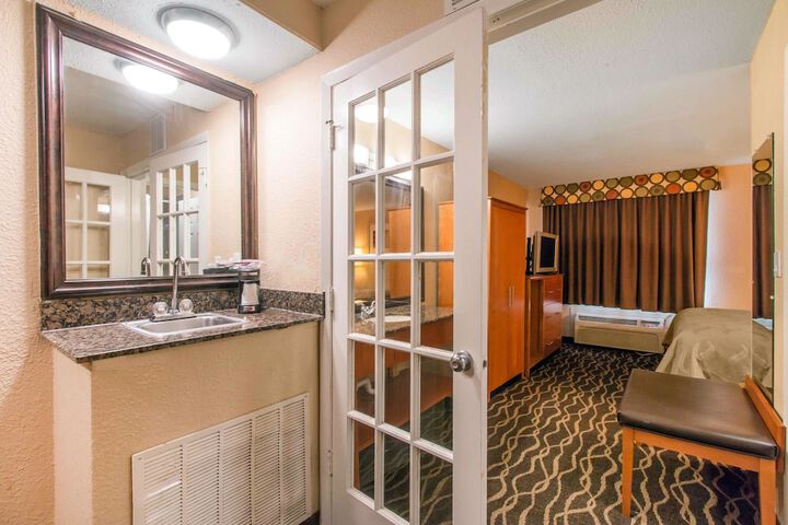 Room 32 of 46