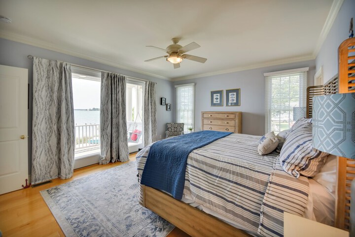 Bayfront White Stone Escape w / Private Beach!