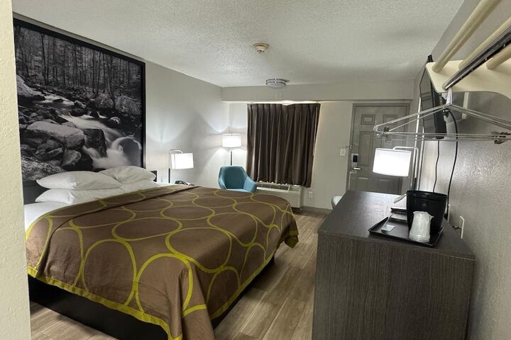 Room 7 of 13