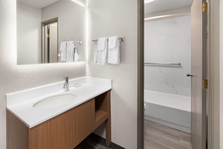 Days Inn by Wyndham Pierre