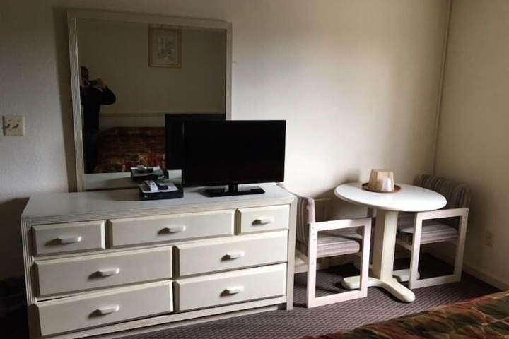 Room 5 of 10