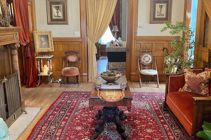 Vineyard Mansion & Carriage House Bed & Breakfast