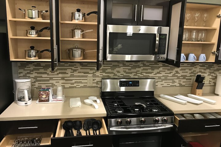 Days Inn & Suites by Wyndham Port Arthur