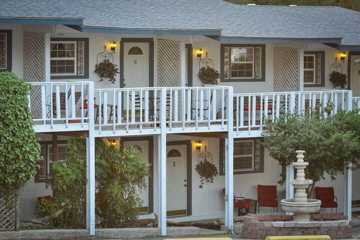 Holiday Lodge on Canyon Lake