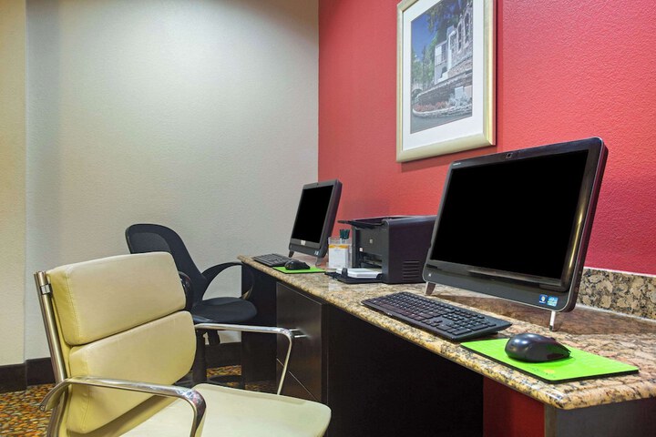 La Quinta Inn & Suites by Wyndham Pearsall