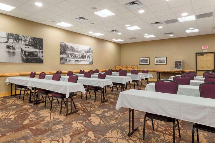 Best Western Premier The Lodge on Lake Detroit