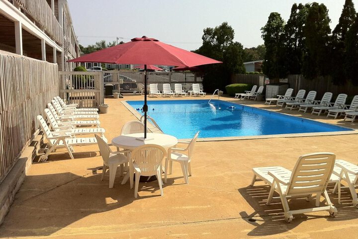 Holiday Hill Inn & Suites