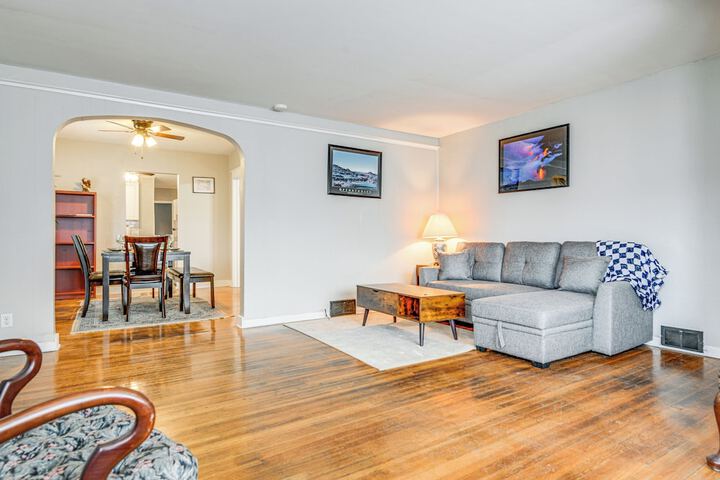 6 Mi to Dtwn Attractions: Buffalo Apartment!