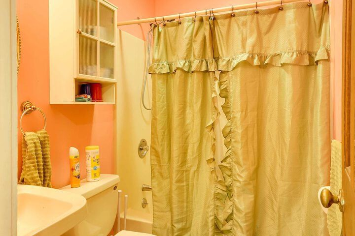 Spacious Woodbury Home w / Pool + Hot Tub!