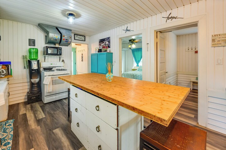 Lakefront Antioch Cottage w / Dock & Gas Grill!