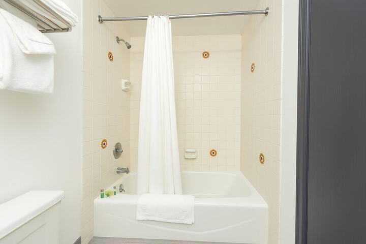 Oyster Bay Inn & Suites