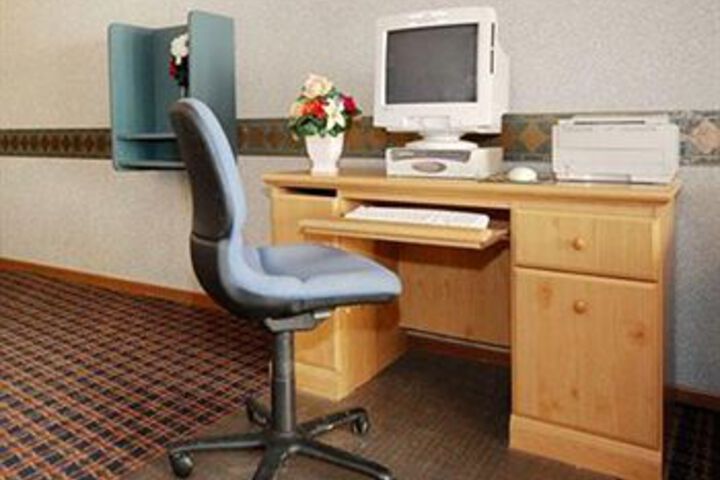 Econo Lodge Inn & Suites