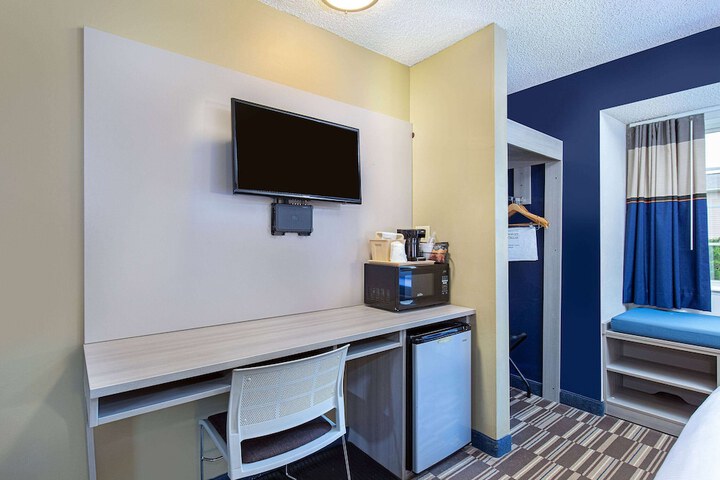 Room 9 of 27