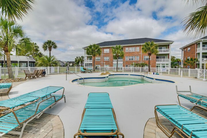 Myrtle Beach Condo w / Large Balcony & Pool Access